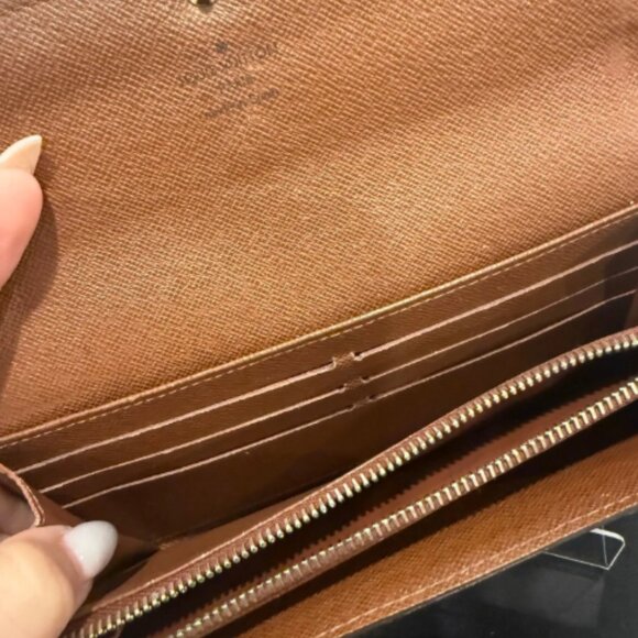 LV007. Louis Vuitton, Monogram Sarah Wallet - Picture 3 of 3